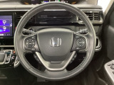 ハンドルにHondaセンシング系のクルーズコントロールやレーンキープアシストなどのスイッチと、オーディオの操作スイッチが装備されています。ハンドルから手を離さず安全に操作できます。