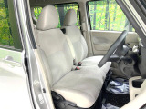 運転席まわりには十分なスペースがあり、大柄な方でもゆったり運転していただける環境です。