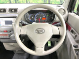 インテリアに合わせたデザインのステアリングは、運転される方のことも考え、運転しやすい形状、大きさです。是非一度、実際に触ってお確かめください。