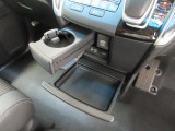 運転席からも助手席からも使いやすい位置に、引き出し式ドリンクホルダーとスマホなどを置けるトレイを配置しています。