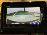 リバースギアに入れるだけで後方の表示へ切り替わります。夜間や雨の日の駐車も楽になりますよ。