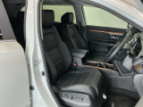 フロントは運転席と助手席が別々の広々としたセパレートシート、運転席は高さを調整できるハイトアジャスター付きでちょうどいいドライビングポジションに調整できます