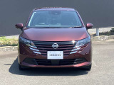 フロントガラスの上部には衝突軽減ブレーキの装置も付いており、より安全に運転を楽しんでいただくことができます。