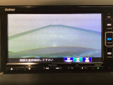 【バックカメラ】運転が苦手な方も車庫入れラクラクです!ギアをリバースに入れれば自動的に切り換わりますので、面倒な操作は不要です♪狭い駐車場もお車を傷つけず安心ですね!