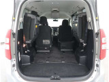 【トランクルーム】荷室の広さも十分です!シートアレンジでシートを畳めば長い荷物だって積めます。ロングスライドシート併用更に広くなります。シートアレンジの操作方法など、お気軽にご相談下さい。