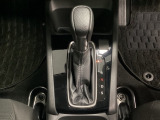 CVT車のセレクトレバーです。低速から高速まで、変速ショックのないスムーズな走りと、エンジン効率のよい領域を維持して燃費にも貢献します。