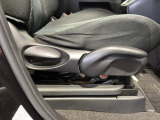 シートハイトアジャスターが付いているので運転姿勢を調整するのに便利ですね。身長に合ったシートポジションは安全運転や疲労軽減にもつながります。