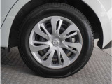 【ホイールキャップ】車に良く似合う純正ホイールキャップが装備されています。各種社外アルミホイールや、スタッドレスタイヤも取扱いしております。是非ご相談ください。