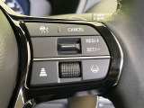 【ホンダセンシング】走行中に前方の車両等を認識し、衝突しそうな時は警報とブレーキで衝突回避と被害軽減をアシスト。より安全にドライブをお楽しみいただけます。