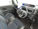 シンプルで使いやすいデザインの運転席です。