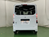 汚れが付着しやすいリヤガラスにはリヤワイパーが付いています。フロントのワイパーがONの時はシフトレバーをリバースに入れるとリヤワイパーがリンクして作動、クリヤーな視界が保てます