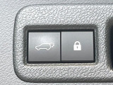 【パワーバックドア】スマートキーや運転席のボタンを押すだけでリアゲートが自動で開閉します!荷物を持っている時や、高い位置にあるバックドアを閉める際に便利な機能です♪
