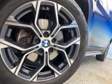 ●純正18インチアルミホイール:輸入車ならではの卓越した走りを支えるホイールと足回りです!日本車の走りに慣れている方にもぜひ体感して頂きたいほど、高いレベルでまとまっています!
