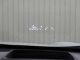 カラーヘッドアップディスプレイ付き。少ない視線移動で情報を確認できるので、運転の疲労軽減に繋がりますよ♪