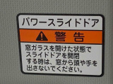 見た目が大事!な外装はぴかっとキレイに磨いており、経年のくすみもよみがえっております。ヘッドライトやドア周辺を磨く際にはマスキングテープを使用して保護しながら丁寧に作業をしております。