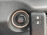【キーレススタートシステム】カバンやポケットに入れたままでもドアの施錠・解錠が可能なスマートキーを装備。エンジンのオン・オフ時もカギを取り出す必要が無いからとっても便利です♪