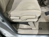 シートハイトアジャスターが付いているので運転姿勢を調整するのに便利ですね。身長に合ったシートポジションは安全運転や疲労軽減にもつながります。