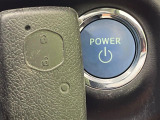 【スマートキー】カバンやポケットに入れたままでもドアの施錠・解錠が可能なスマートキーを装備。エンジンのオン・オフ時もカギを取り出す必要が無いからとっても便利です♪