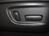 パワーシート搭載。微妙な調整が手軽にでき、ピッタリのポジションで運転することが可能です。