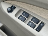【電動格納ミラー】サイドミラーは電動格納式となっており、狭い駐車場でもキズがつくリスクを抑えられます。