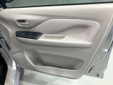 【運転席ドア】ボトルホルダーや収納ポケットが付いているので運転席周りもスッキリ保てます★
