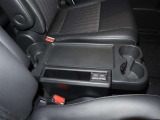 二列目シートの間にミニテーブル兼ドリンクホルダーが有ります♪畳めば3列目へ移動がスムーズに出来る通路に早変わりします(^_-)-☆