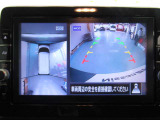 アラウンドビューモニターは4方のカメラで真上から車を見たようにモニターで確認ができます。周辺の安全確認、小さなお子様や障害物も目視で確認できるので駐車のしやすさだけでなく、事故防止にも役立ちます。