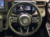 インテリアに合わせたデザインのステアリングは、運転される方のことも考え、運転しやすい形状、大きさです。是非一度、実際に触ってお確かめください。