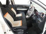 運転席です。スエード調トリコット素材です。