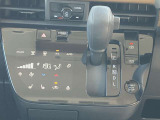 オートエアコンで温度調整も楽チン!四季を問わず快適に運転することが出来ます。