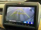 リバースギアに入れるだけで後方の表示へ切り替わります。夜間や雨の日の駐車も楽になりますよ。