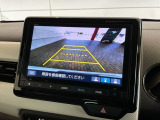 リバースギアに入れるだけで後方の表示へ切り替わります。夜間や雨の日の駐車も楽になりますよ。