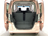 開口部も広く荷物の積み下ろしもしやすいお車となっております。シートの背もたれは5:5の割合で分割して可倒できるので、長いお荷物などを載せることもできます。