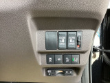 パワースライドドアの開閉はスマートキーのリモコンやドアノブは勿論、運転席側のスイッチ操作でも開閉ができ、安全・簡単です。