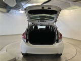バックドアを開けた状態です。シートを倒せば荷室が広がり、用途に応じた使い方が可能で快適です。