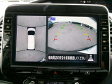 アラウンドビューモニター。空の上から見下ろすような視点でスムース駐車。