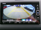 バックカメラの画像です。ガイドラインがスムースな車庫入れをサポートいたします。車庫入れの安心感がアップしますね。