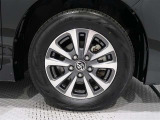 アルミホイールを装備、タイヤサイズは195/65R15です。