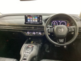 車内は光触媒抗菌消臭施工済です。スタイリッシュなデザインでスポーティなインパネ周りを演出します。グローブボックスやカップホルダーのほかにトレーなどたくさんの収納スペースが付いています。