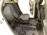 リアシートの背もたれは2段階の角度調節がついています。お好みの位置でゆったりお乗りいただけます。 座面を跳ね上げて収納スペースを広くすることも可能です。