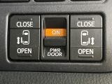 【両側パワースライドドア】スマートキーや運転席のスイッチで後席両側スライドドアの開閉が可能♪電動だから力を入れてドアを開ける必要が無く、小さなお子様でも簡単に開け閉めでき快適です♪