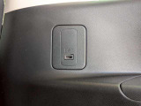 リアドアに携帯などの充電端子が付いています。