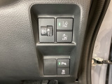 ハンドルの右側にはヘッドライトレベライザーとHondaセンシング用のメインスイッチがついています。ヘッドライトレベライザーは道路状況や積荷の加重に応じてライトの高さを調節できます。
