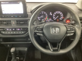 【ハンドル】運転にかかわる様々な操作を安全に行えるように視点移動が少なく操作性に配慮されたスイッチ類が凝縮されたコックピットです。