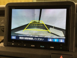 リバースギアに入れるだけで後方の表示へ切り替わります。夜間や雨の日の駐車も楽になりますよ。