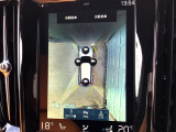 【360&deg;ビューカメラ】4台の高解像度カメラで360度の鳥瞰図を表示。隣の車や壁、死角にある障害物などを画面で確認できるため、狭いスペースでの駐車・出入りも安心です。