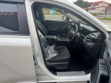 運転席はくつろぎのプライベート空間! 車内をクリーニングしてお待ちしております!