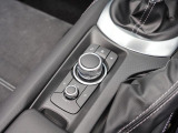 マツダコネクトを操作するコマンダーコントロールです。運転中に自然と手の触れる位置に配置されています。
