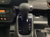 CVT車のセレクトレバーです。低速から高速まで、変速ショックのないスムーズな走りを実現するとともに、エンジン効率のよい領域を維持することで燃費にも貢献します。