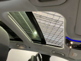 パノラミックルーフで明るい車内と開放感あるドライブをお楽しみいただけます。